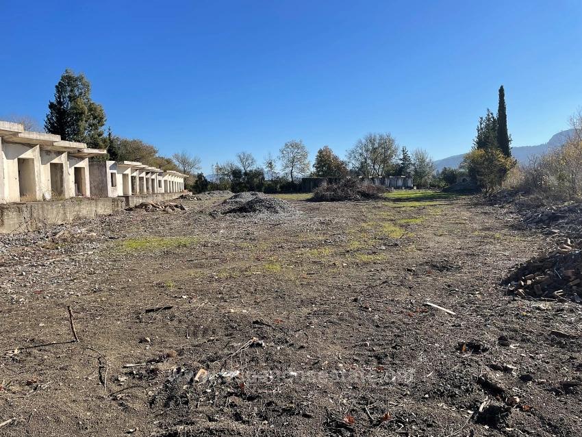 9.037 M² Großes Grundstück In Dalyan Gülpınar, Direkt An Der Hauptstraße, Zu Verkaufen.