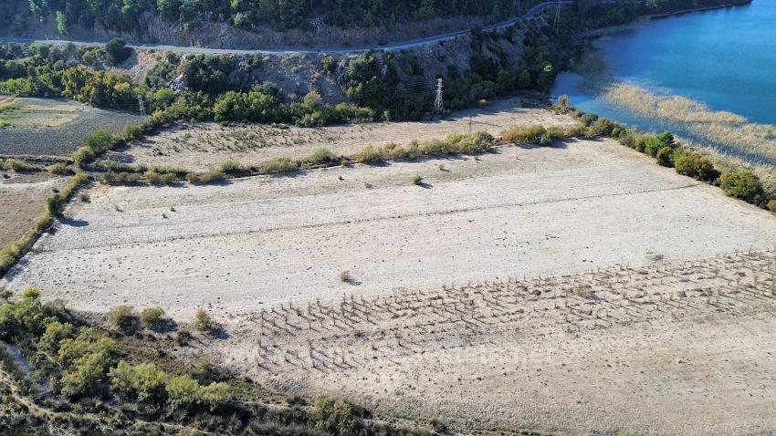 3210 M² Großes 2B-Grundstück In Çandır, Direkt Am Seeufer, Zu Verkaufen