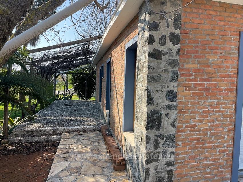 Freistehendes, Eingeschossiges Haus Auf Einem 2882 M² Großen Grundstück In Eskiköy Zu Verkaufen.