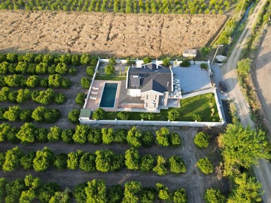 4+1 Villa Zum Verkauf In Eskiköy, Gelegen Auf Einem 14.136 M² Großen Grundstück