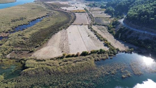 3210 M² Großes 2b-grundstück In Çandır, Direkt Am Seeufer, Zu Verkaufen
