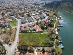 2600 M² Großes Grundstück In Dalyan Gülpınar, Direkt Am Kanal Gelegen, Mit 20% Tourismuszonierung Zu Verkaufen.
