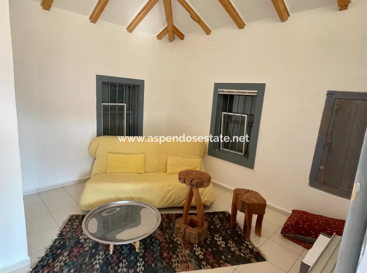 Einstöckiges Haus Zum Verkauf Auf Einem Grundstück Von 2882 M2 In Eskiköy