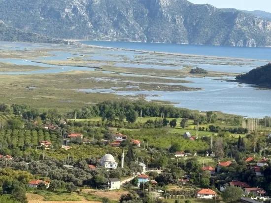In Çandır, a 1252m2 field for sale with lake and nature view