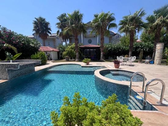 5+1 Villa For Sale In A 980M2 Land On The Corner In Dalyan Maraş