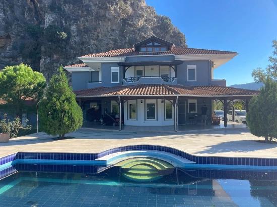 4+2 Villa For Sale On A 6000M2 Plot In Dalyan Gülpınar