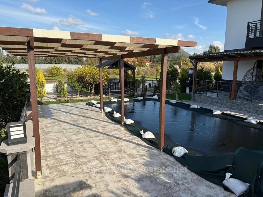 Eskiköy'de 14.136 M2 Tarla İçerisinde 4+1 Satılık Villa