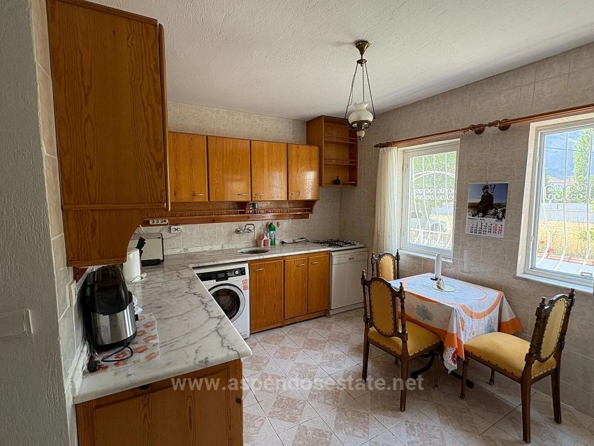 Okçular'da 514M2 Arsa İçerisinde 2 Katlı Satılık Ev