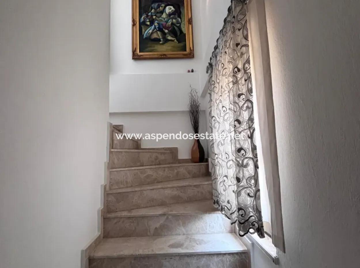 Dalyan Maraş'da Köşebaşında 980M2 Arsa İçin'de 5+1 Satılık Villa