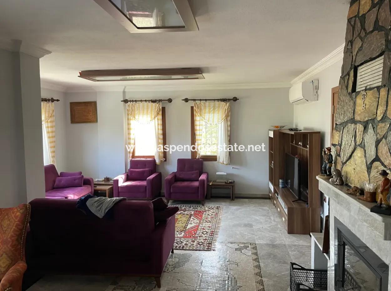 Akçapınar'da Deniz Manzaralı Satılık 6+1 Villa