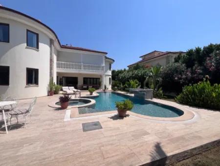 Dalyan Maraş'da Köşebaşında 980M2 Arsa İçin'de 5+1 Satılık Villa